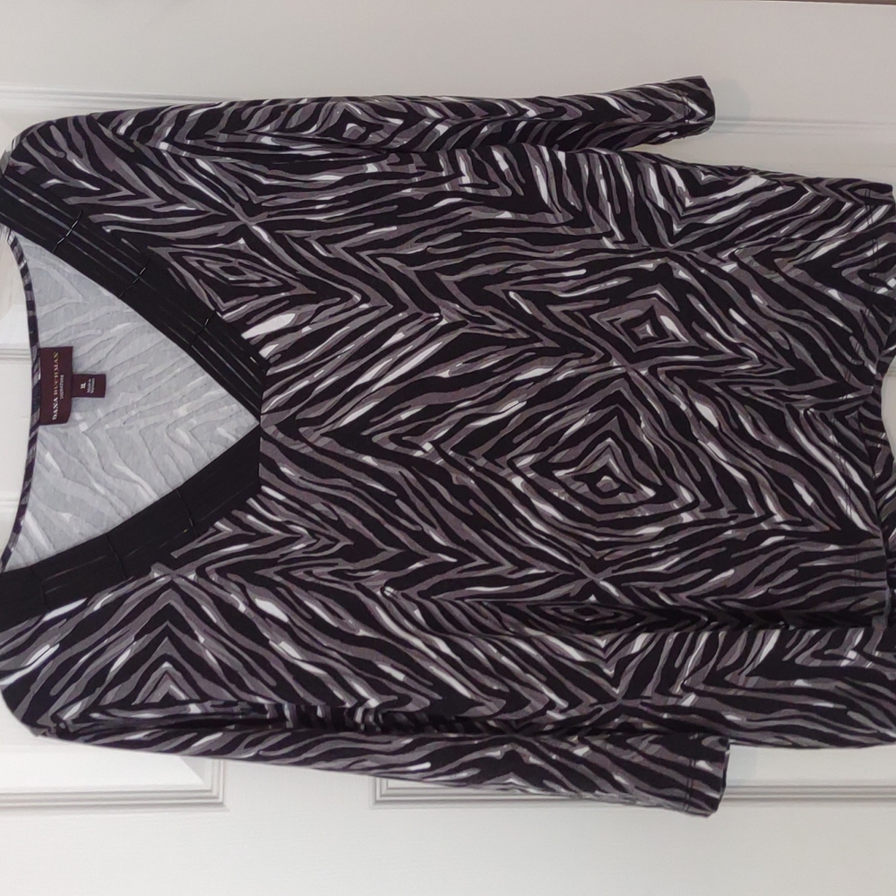 Dana Buchman V neck blouse in black, gray and white. Size XL